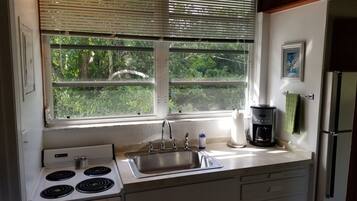 Refrigerador, microondas, parrilla de estufa y cafetera y tetera