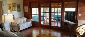 The Treehouse:Treeline View, Screened Porch, Private Balcony