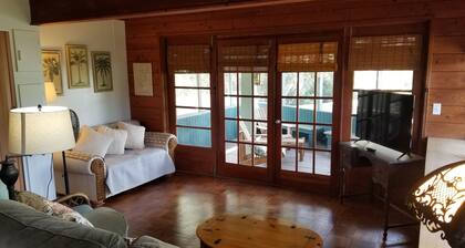 The Treehouse:Treeline View, Screened Porch, Private Balcony
