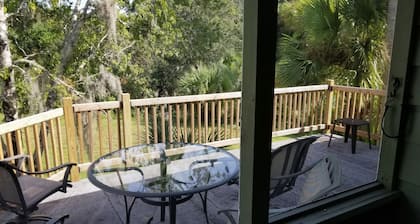 The Treehouse:Treeline View, Screened Porch, Private Balcony