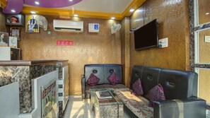 Lobby sitting area - Hotel Mani International (Patna)