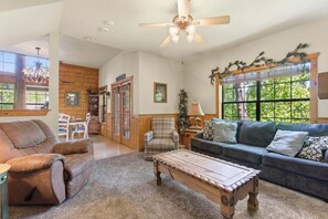 Smart TV, fireplace, DVD player