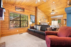 Smart TV, fireplace, DVD player - Fishing Themed Retreat for Two - King Bed Cabin with Fireplace & Jacuzzi Tub (Branson)