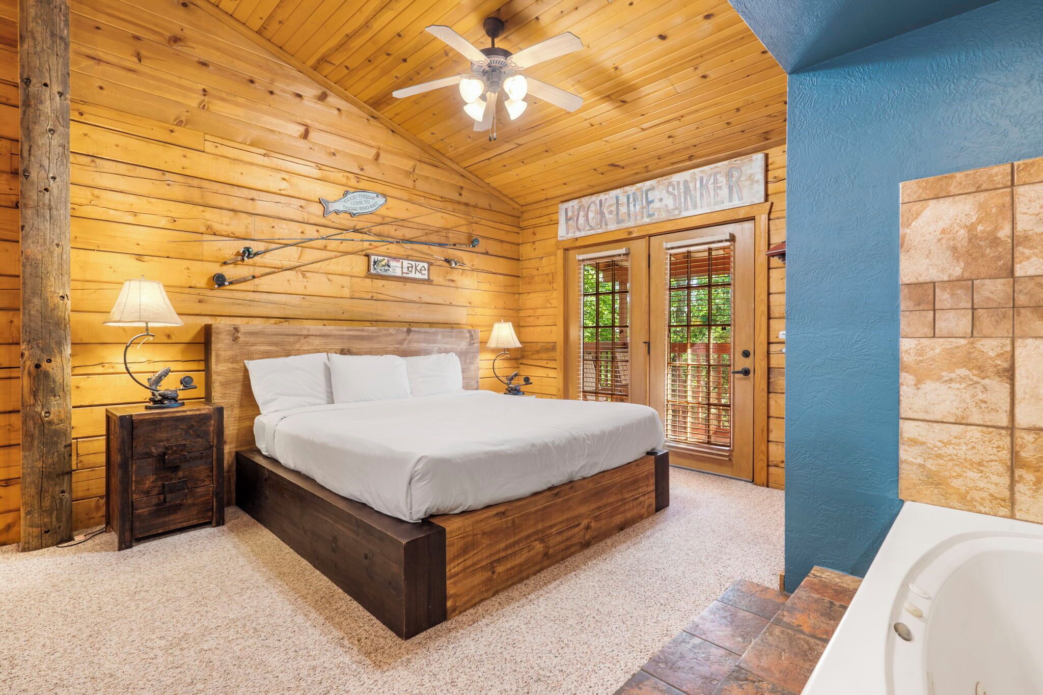 Tabla de planchar con plancha, wifi gratis y ropa de cama 