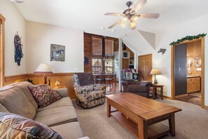 Smart TV, fireplace, DVD player - Great Family Cedar Cabin with Fireplace & Screened Deck just Minutes from Shows! (Branson)