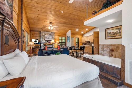 Romantic Walk in Cabin with King Bed, Fireplace & Whirlpool Tub