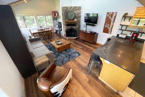 Televisor intel·ligent, llar de foc i llibres