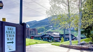 A sign indicating a ski area direction. - Steps to Mtn/Resort/Free Town Bus (Across St)+ Heated Pool-HotTub-Grill-Updated-Spacious-2 Levels (Steamboat Springs)
