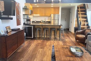 Smart TV, lareira, DVD player, livros