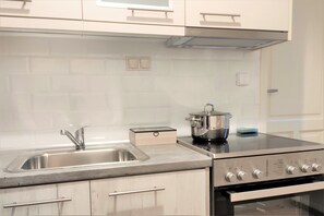 Een koelkast, een magnetron, een oven, een kookplaat