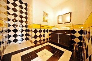 Dusche, Haartrockner, Handtücher