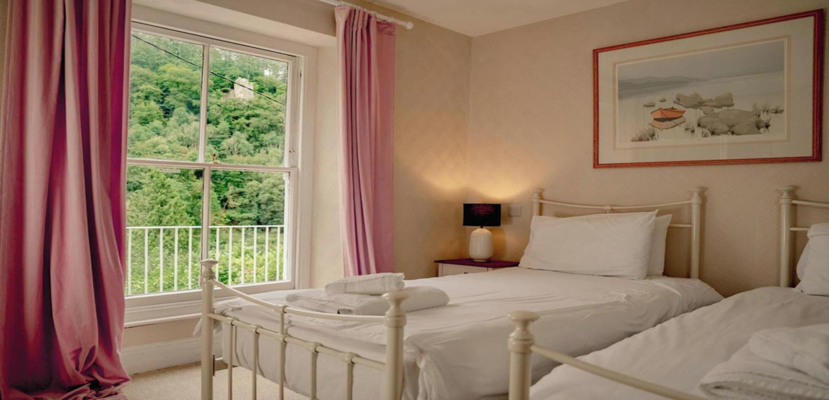 House | 9 bedrooms, individually furnished, iron/ironing board, bed sheets