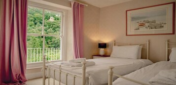 House | 9 bedrooms, individually furnished, iron/ironing board, bed sheets