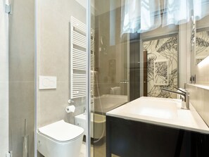 Apartment | Bathroom | Shower, towels
