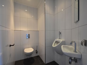 Bathtub, towels