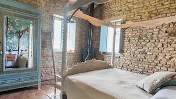 House | 3 bedrooms, individually furnished, iron/ironing board, bed sheets