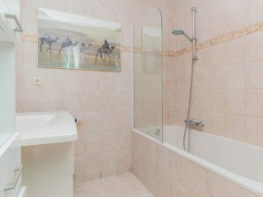 Combined shower/bathtub, towels - Quaint Holiday Home in Putten With Garden (Putten)
