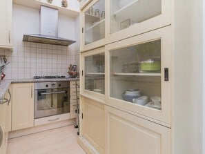 Coffee/tea maker, fridge, microwave, oven - Quaint Holiday Home in Putten With Garden (Putten)