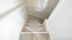 A wooden staircase with a white handrail and a beige carpet. - Modern Holiday Home in Wolphaartsdijk With Private Garden (Wolphaartsdijk)