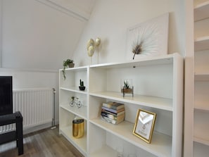 1 間臥室、布置獨特、床單