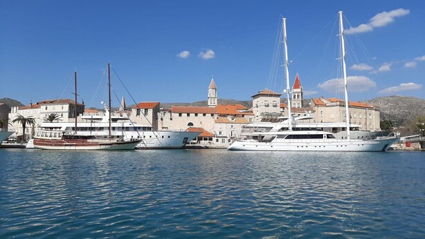 Un port de plaisance où sont amarrés plusieurs yachts.