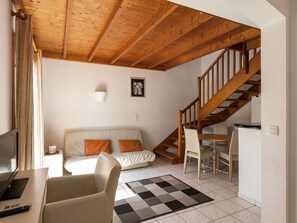 Living room - Serene Holiday Home in Mouans Sartoux With Swimming Pool (Mouans-Sartoux)