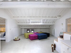 6 bedrooms, individually furnished, bed sheets