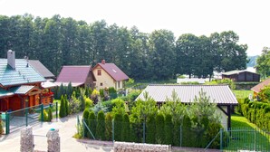 A lodge with multiple buildings, a fenced garden, and a clear view of the surrounding forest. - Eco-friendly House by Goszcza Lake (Lubrza)