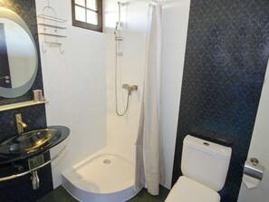 A bathroom with a shower, toilet, sink, and a mirror. - Cozy Studio 3 at the Seaside Agrotourism (Darlowo)
