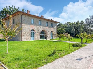 Villa | Exterior - Villa in Tuscany With Private Pool (Castiglion Fiorentino)