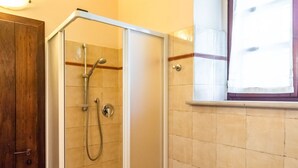 Douche, serviettes fournies