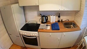Fridge, oven, electric kettle - Pretty Holiday Home in Kopalino With Terrace (Choczewo)