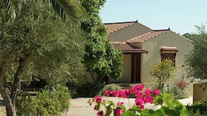 Exterior - Gorgeous Villa in Adele With Pool and Lovely Garden (Rethymno)