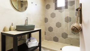 Combined shower/tub, towels - Gorgeous Villa in Adele With Pool and Lovely Garden (Rethymno)