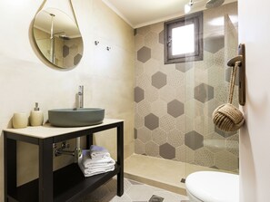 Combined shower/tub, towels
