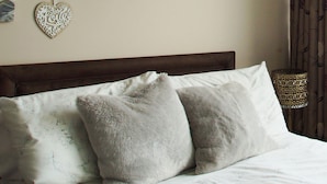 2 Schlafzimmer, Babybetten, Bettwäsche