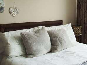 2 Schlafzimmer, Babybetten, Bettwäsche