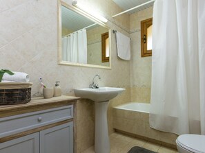 Combined shower/tub, towels
