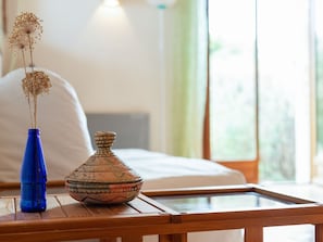1 phòng ngủ, trang bị nội thất với thiết kế riêng biệt, bộ trải giường 