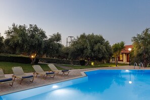 Villa | Piscina | Una piscina cubierta, una piscina al aire libre