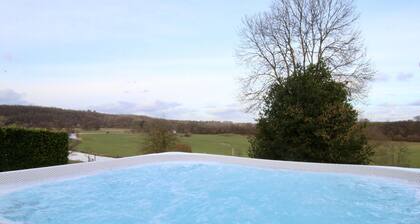 Spacious Villa with Hot Tub & Sauna in Ardennes