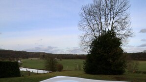 A hot tub with a view of a grassy field and a tree. - Spacious Villa with Hot Tub & Sauna in Ardennes (Somme-Leuze)