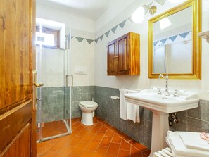 Apartment | Bathroom - Splendid Holiday Home in Orciatico with Hot Tub & Pool (Lajatico)