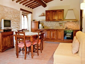 Dining - Stunning Farmhouse in Gubbio with Hot Tub & Pool (Gubbio)