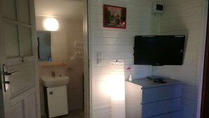 House | Bathroom - Charming Cottage - Fireplace, Terrace, Garden, Close to the Sea and the Lake (Choczewo)