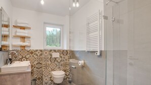 Een douche, handdoeken