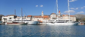 Quaint Holiday Home in Okrug Gornji near Bocici Beach