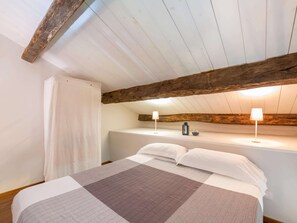 House | 1 bedroom, individually furnished, bed sheets - Apartment on an Estate near Rome (Rome)