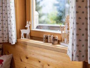 4 bedrooms, individually furnished, bed sheets - Mountain View Family Chalet in Piesendorf with Sauna near Ski Lift (Piesendorf)