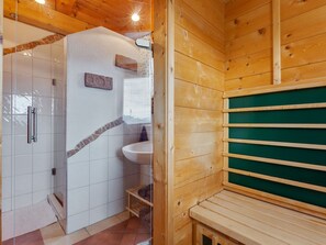 Shower, towels - Mountain View Family Chalet in Piesendorf with Sauna near Ski Lift (Piesendorf)